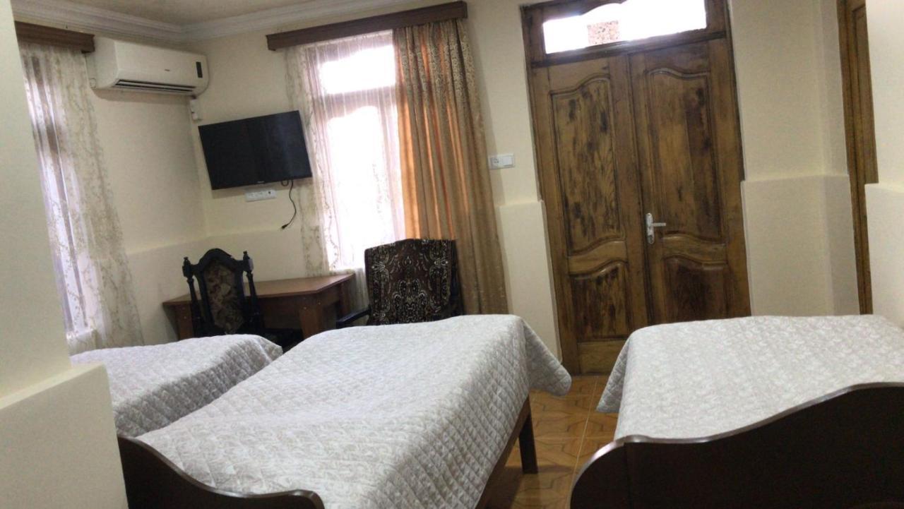 Linda Guest House バトゥーミ エクステリア 写真