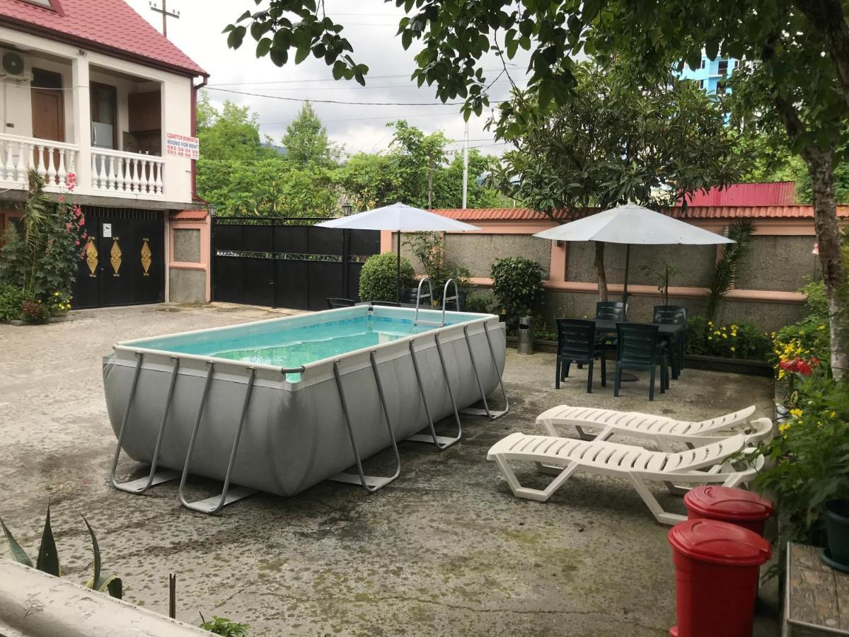 Linda Guest House バトゥーミ エクステリア 写真