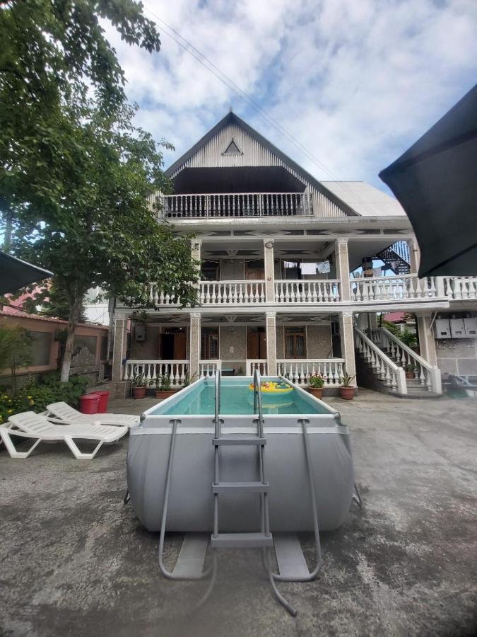 Linda Guest House バトゥーミ エクステリア 写真