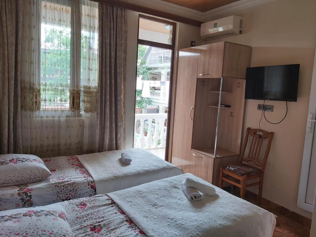 Linda Guest House バトゥーミ エクステリア 写真