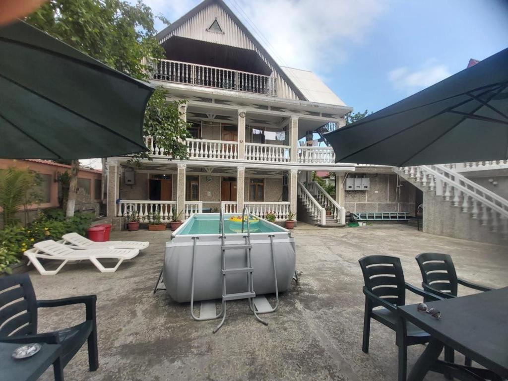 Linda Guest House バトゥーミ エクステリア 写真
