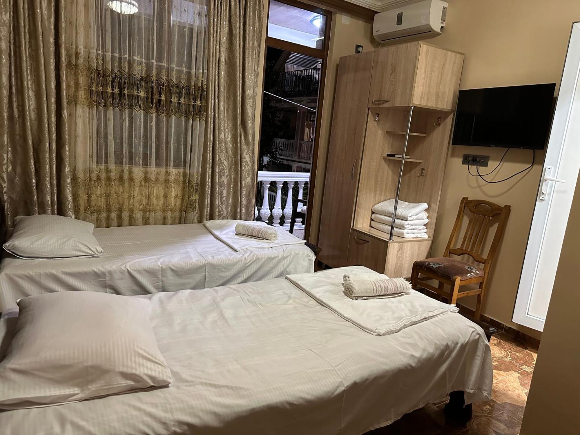 Linda Guest House バトゥーミ エクステリア 写真