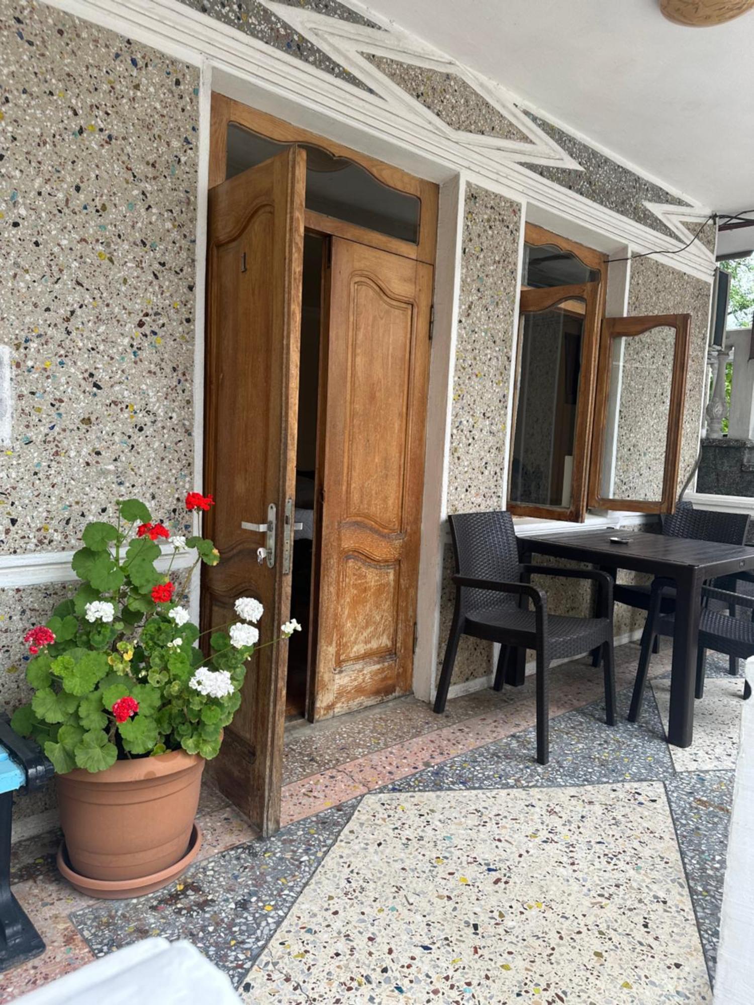 Linda Guest House バトゥーミ エクステリア 写真
