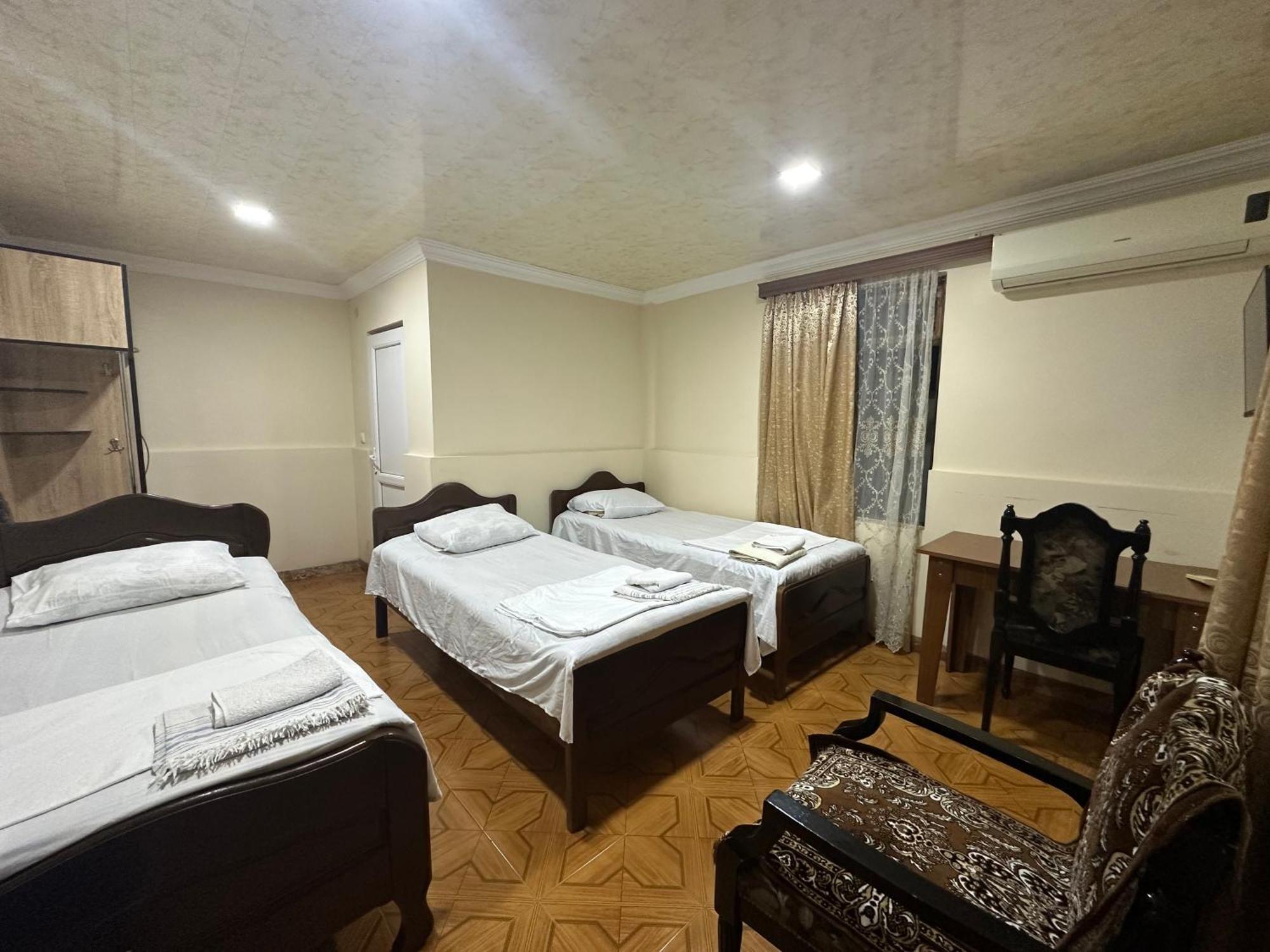 Linda Guest House バトゥーミ エクステリア 写真
