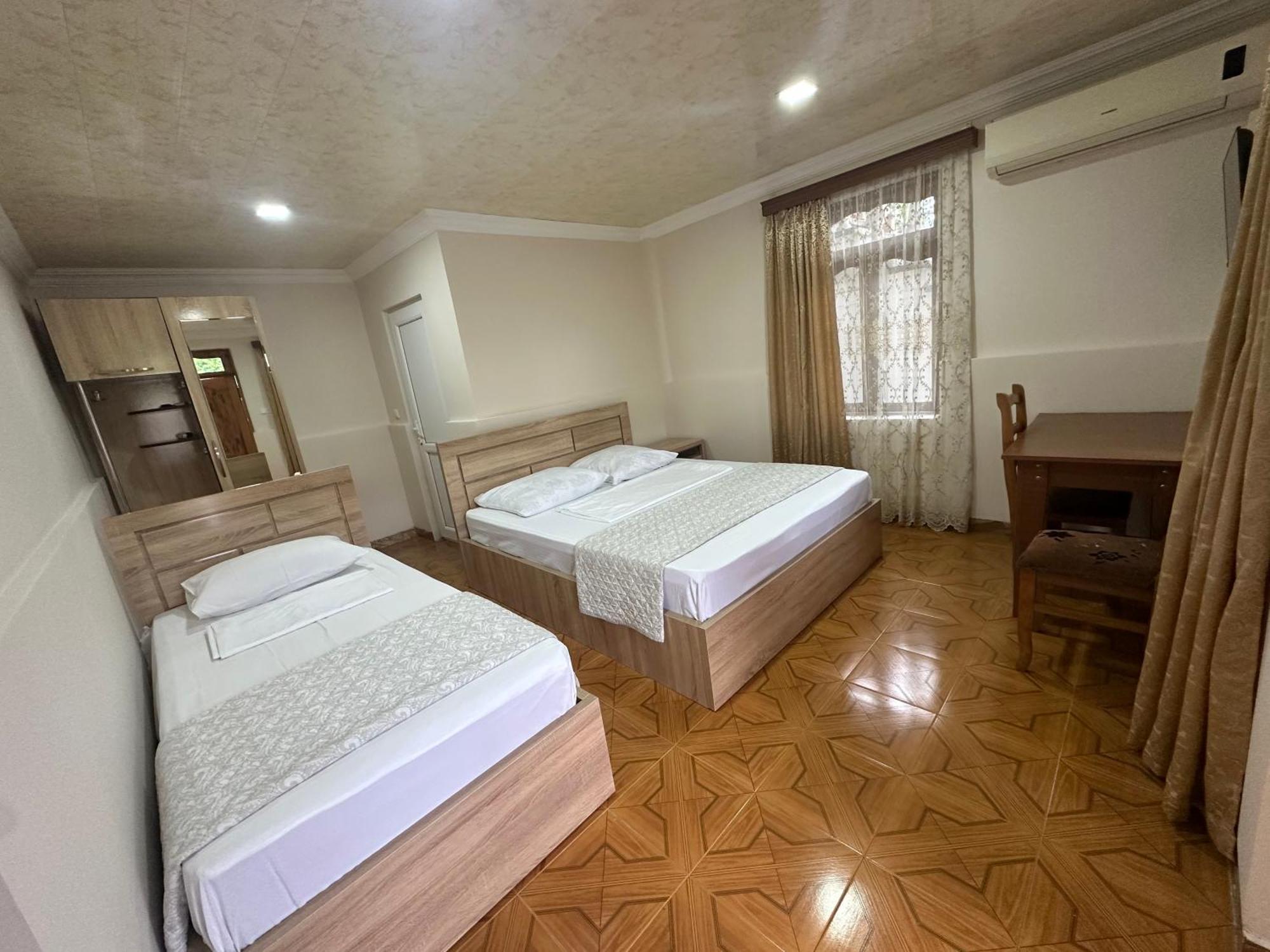 Linda Guest House バトゥーミ エクステリア 写真