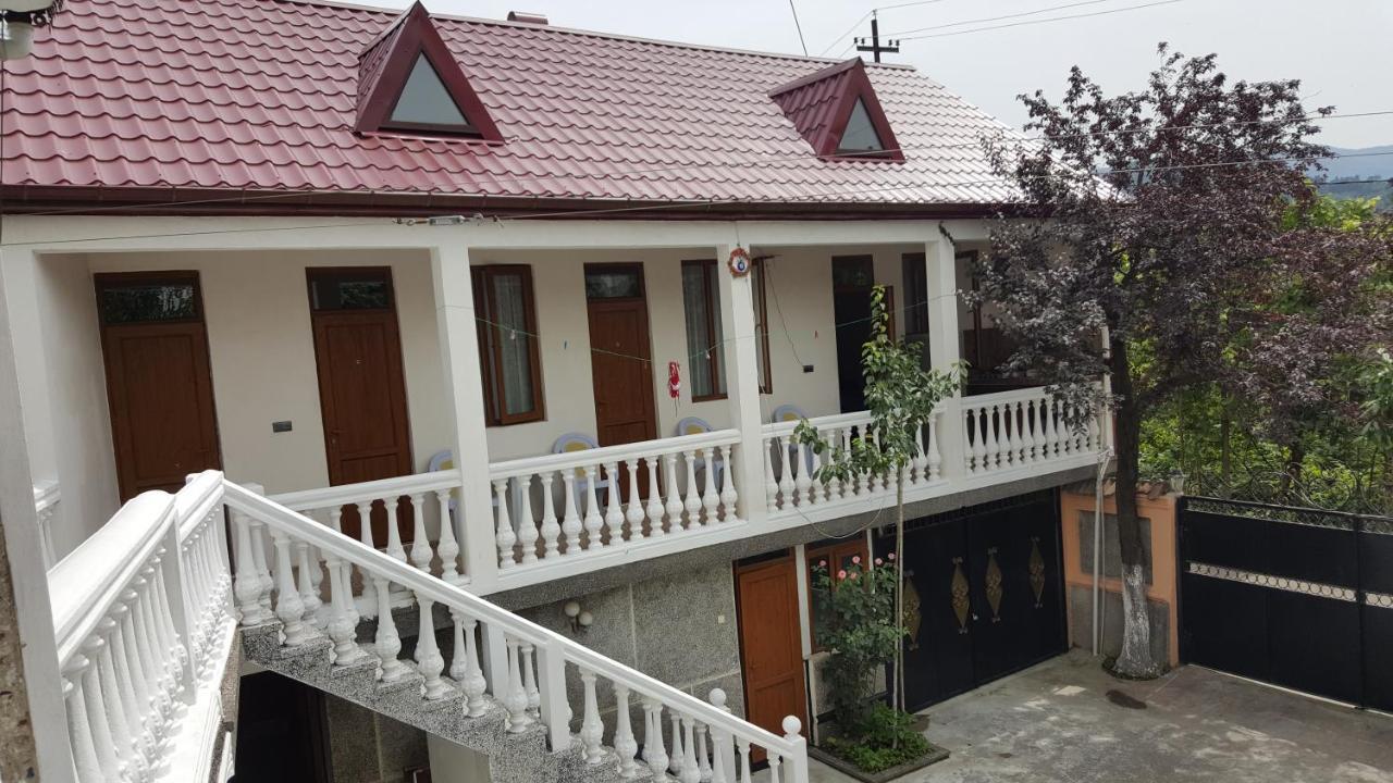 Linda Guest House バトゥーミ エクステリア 写真