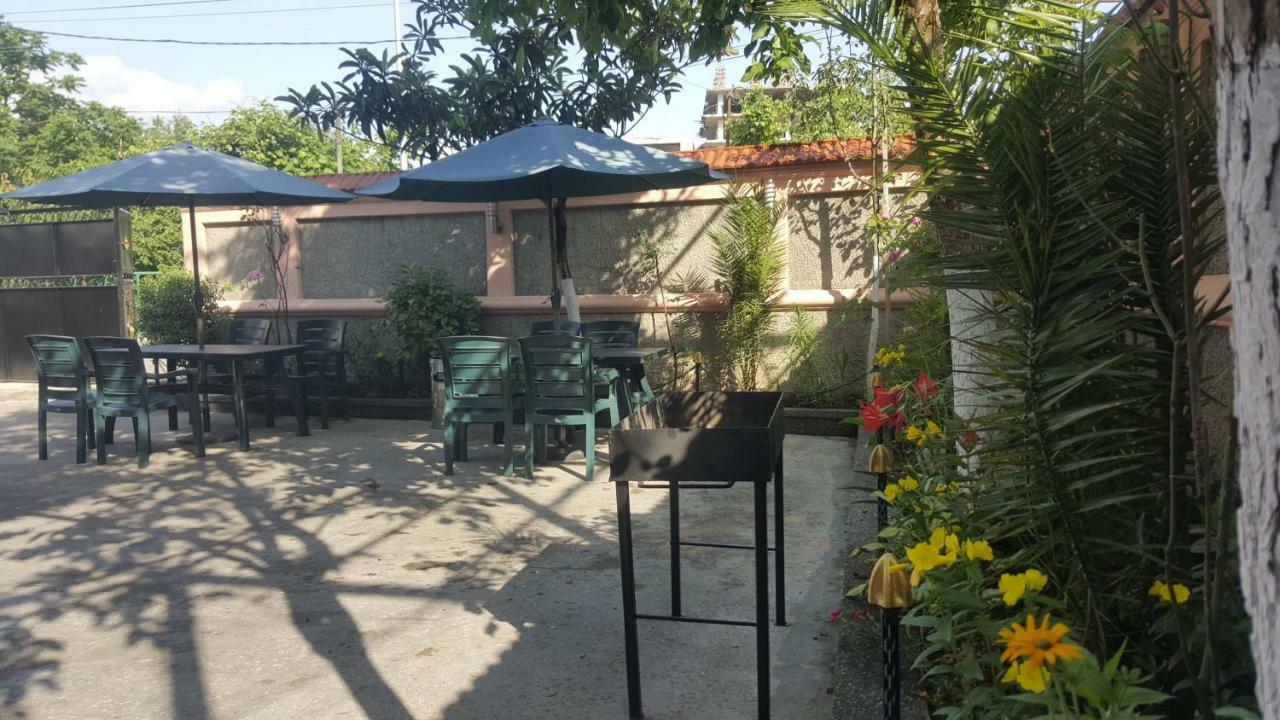 Linda Guest House バトゥーミ エクステリア 写真